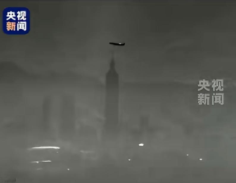 解放军无人机俯瞰台北101大厦。
 
其实距离可能有二三十公里，在海峡上空拍摄的