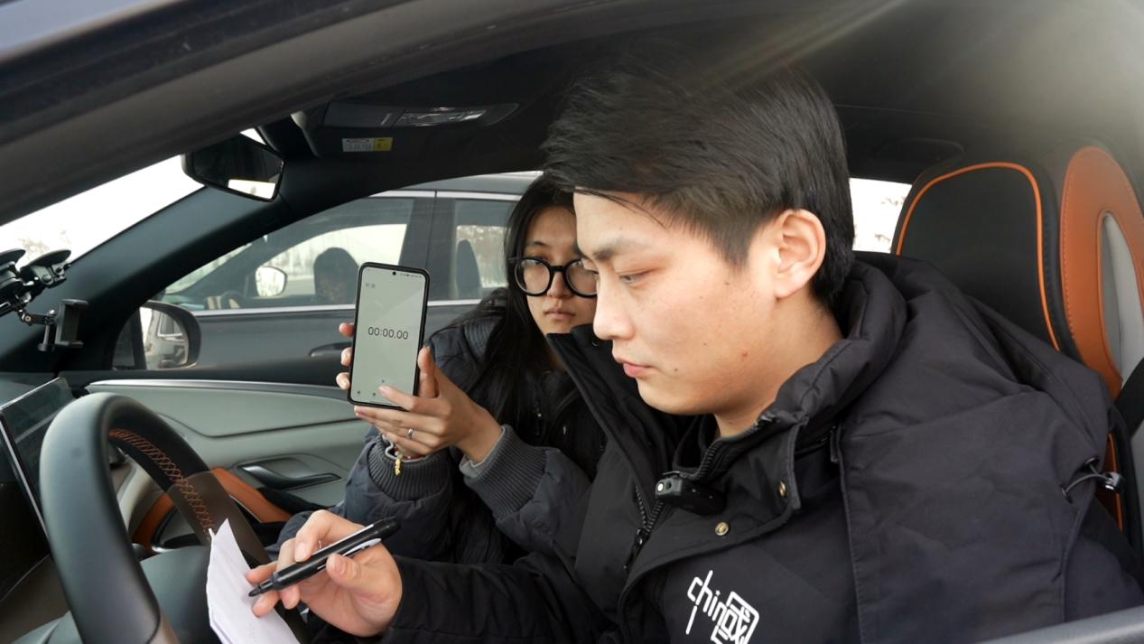 但是，对于车机的“折磨”，怎能止步于那几个简单的问题呢？老板这会儿就开始脑筋狂转