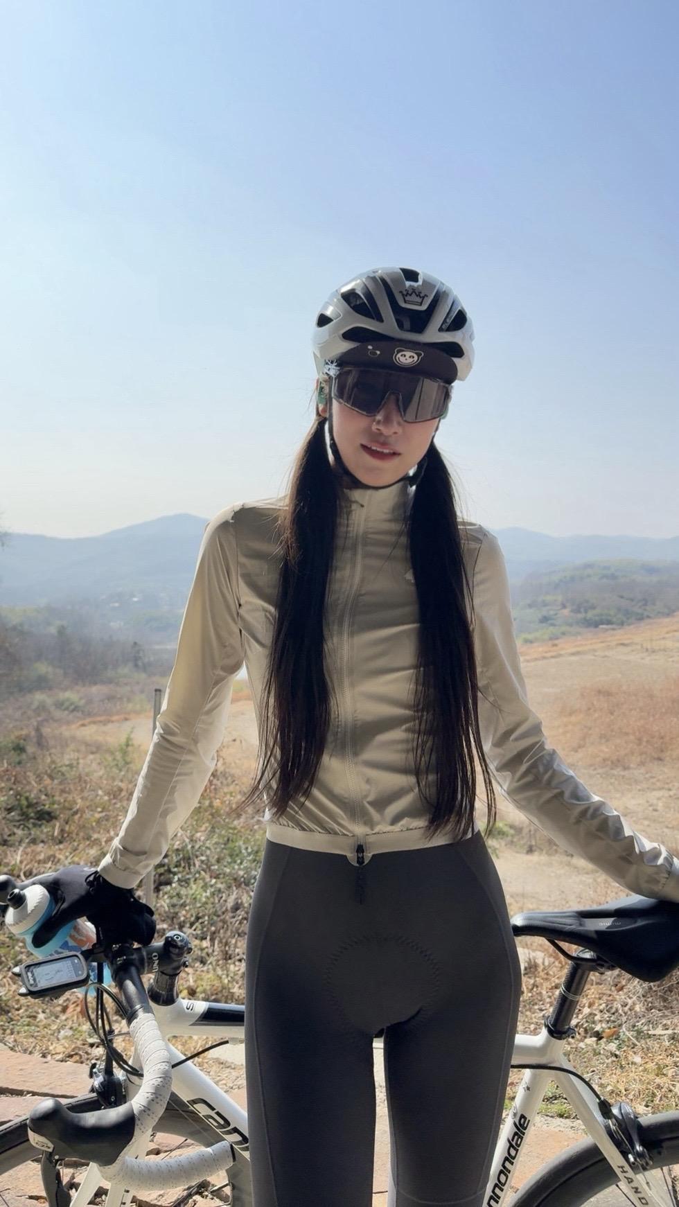 伸出右手 想陪着你 向前走 感受你爱我的心跳在左边❤️