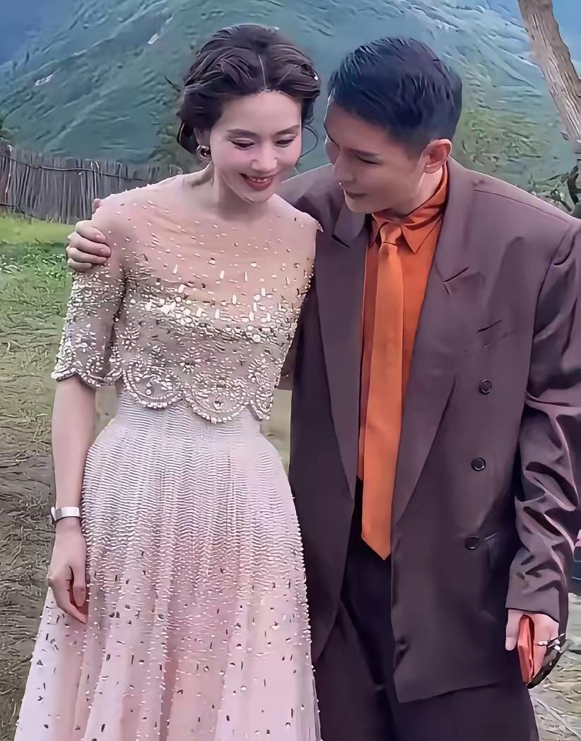 成何体统，刘诗诗跟这个男人是一点都没有把吴奇隆放在眼里啊！该搂的搂，该抱的抱，他