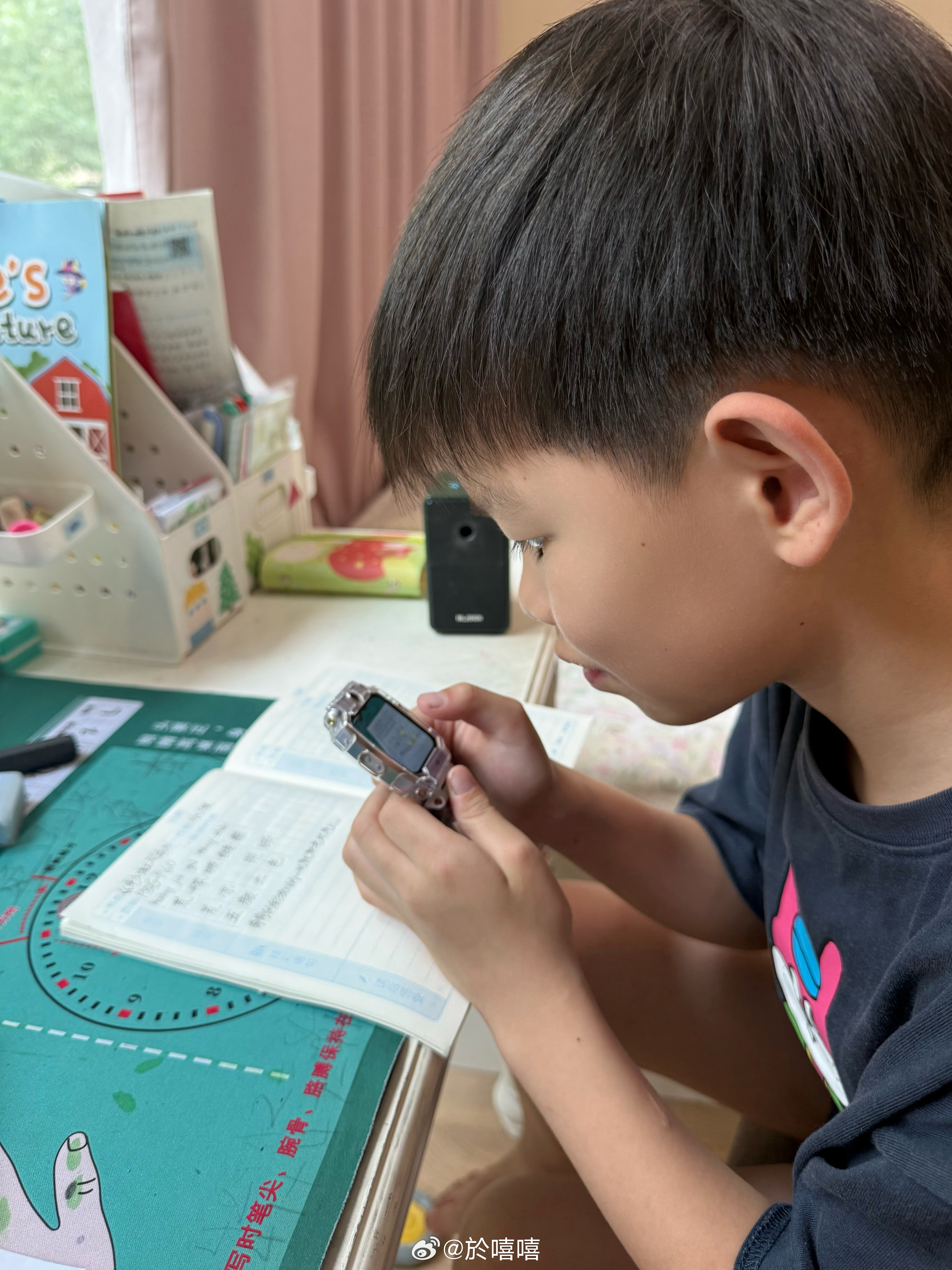 老式小孩用上了智能机