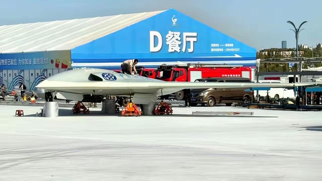 长春航空展展示新型外卖无人机，这款应该是首次展示，外形有点像美帝试飞中的B-21