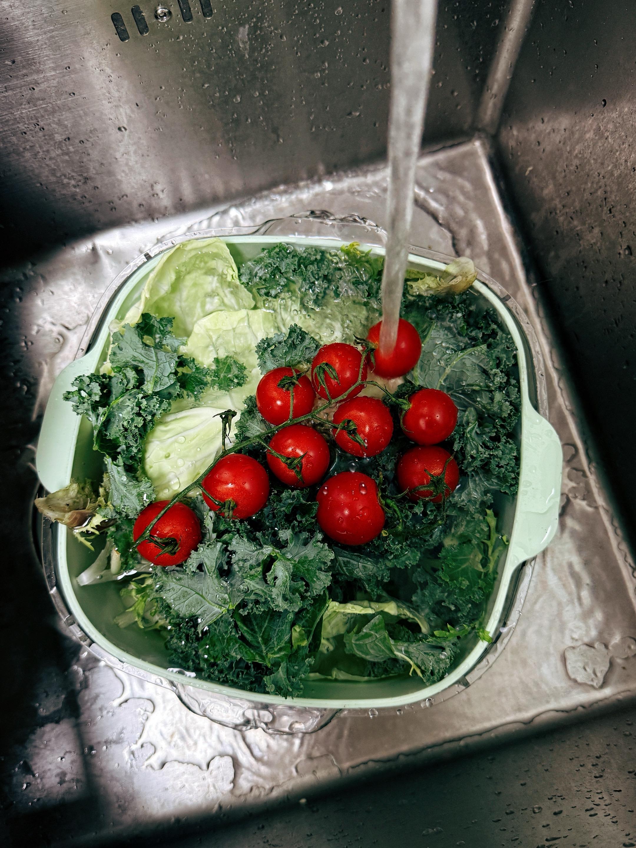 人与人之间的羁绊本就薄如蝉翼 感情就是不联系就没有的东西 我只有不断的...