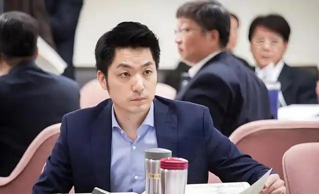 蓝营2028扛旗这事儿，最近画风有点变：蒋万安是“主动出击型”，卢秀燕是“被迫加