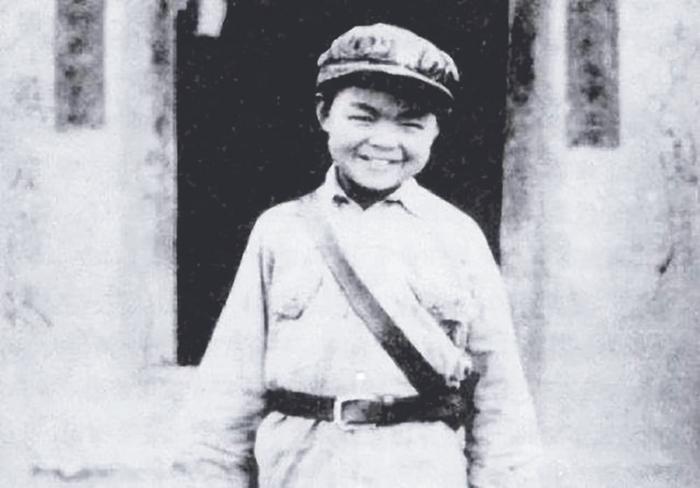 “中国最小的红军战士”向轩，母亲是烈士，舅舅是贺龙，他在1955年授什么军衔？