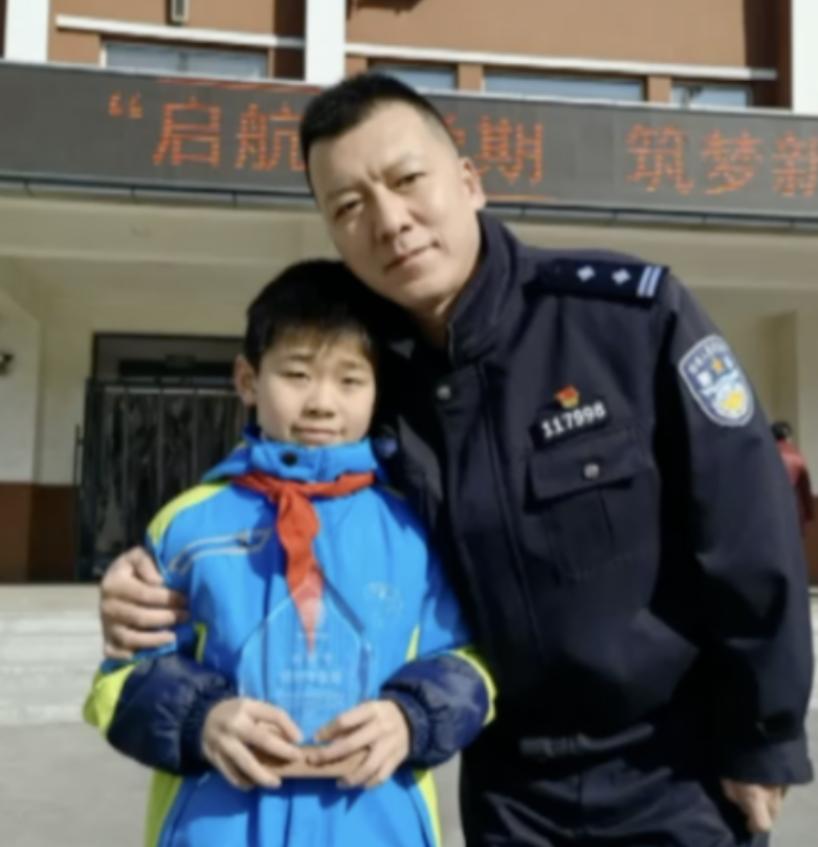 2021年，沈阳一男孩上学路上捡到26万巨款，报警找到失主后，却让对方大吃一惊：