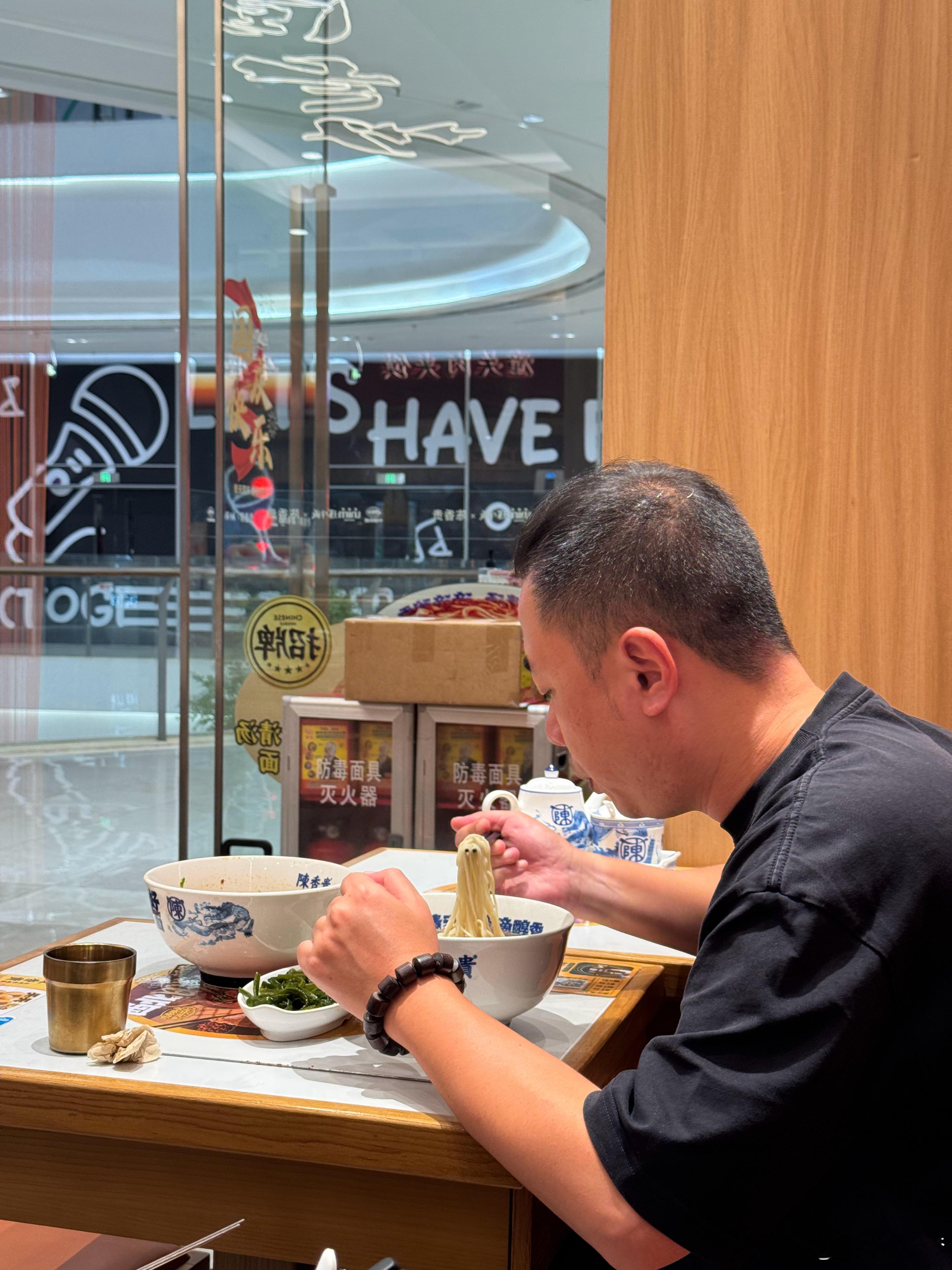 一个人吃两份面！还得是吴老师！ 