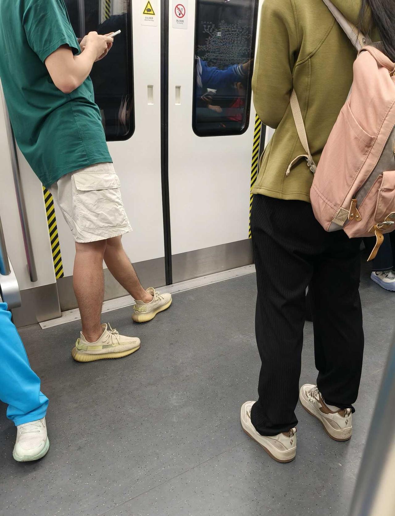 4月17日北京现状
北京天气[汗]北京天气穿搭 谁能解释这种现象 乱穿衣季节