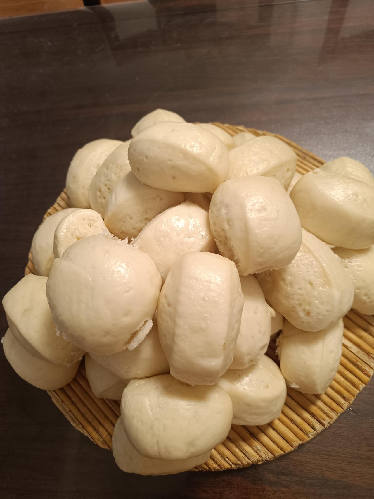 儿子和妈妈的对话

儿子:妈，蒸馍吃完了，再蒸点馍。

妈:好的，一会儿和面去。