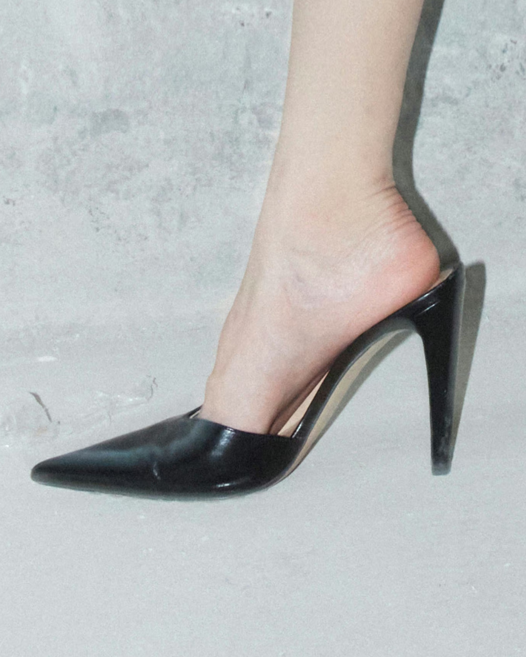 【周雨彤】👠：黑色尖头高跟凉拖 ​​​