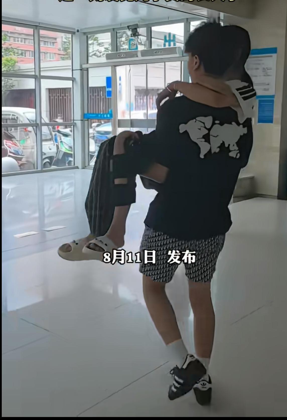 女朋友的脚受伤了，男孩赶紧带着妈妈来医院照顾女朋友，妈妈看着儿子一把抱起腿受伤的