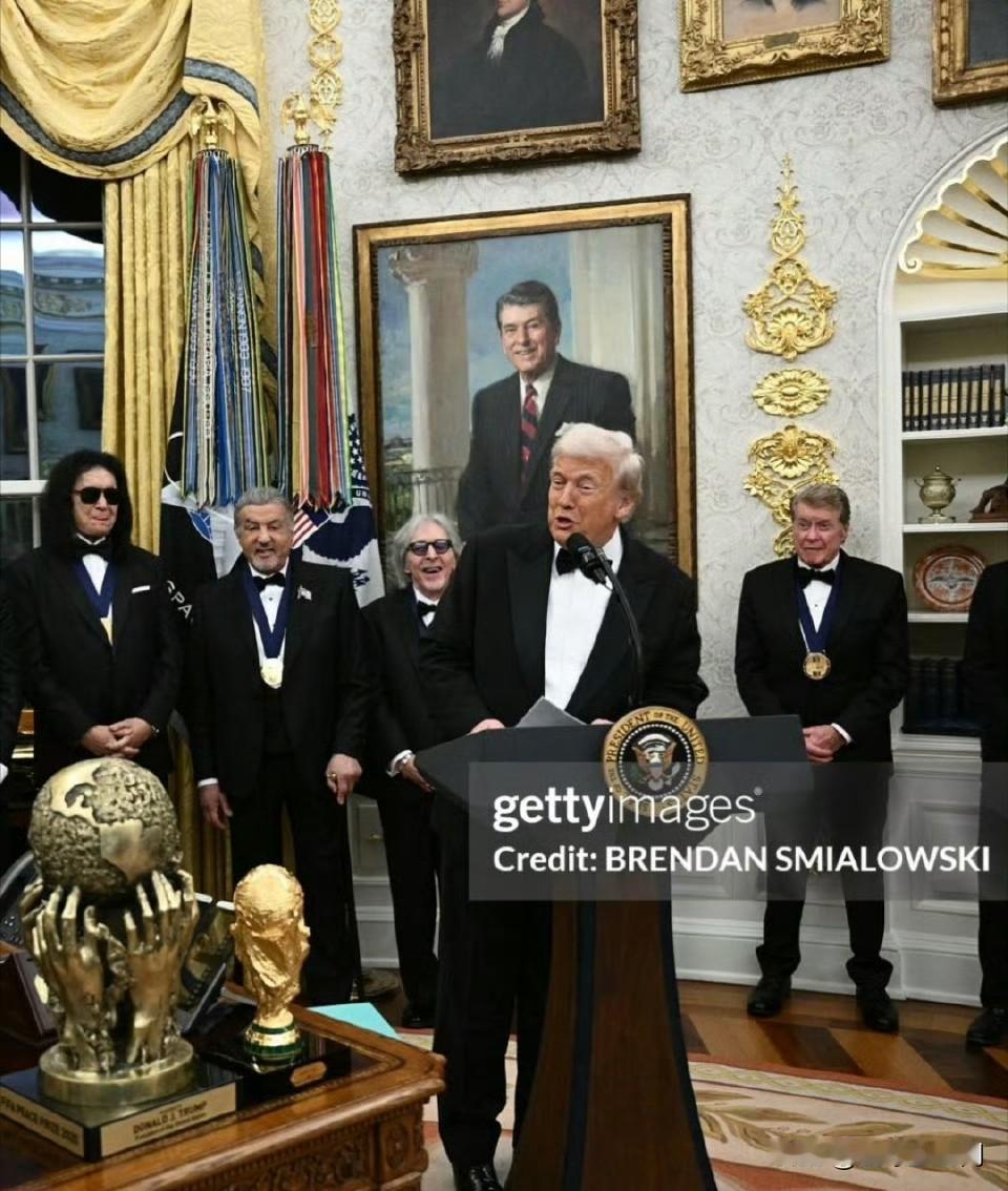 特朗普昨天获得的“国际足联和平奖”就摆放在他的办公桌上。 ​