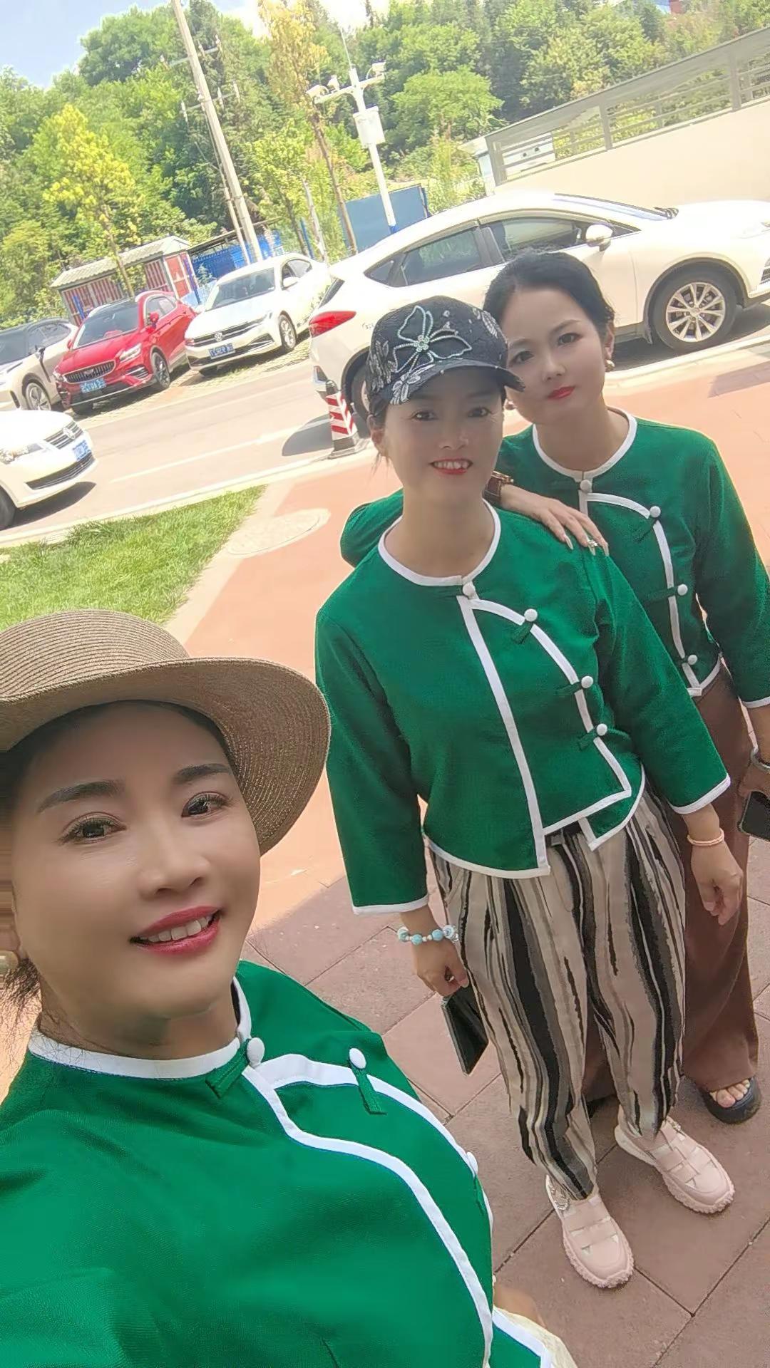 相聚出游最幸福，我们三姐妹齐刷刷爱上同一件衣服，毫不犹豫一起买下，开心又合拍
