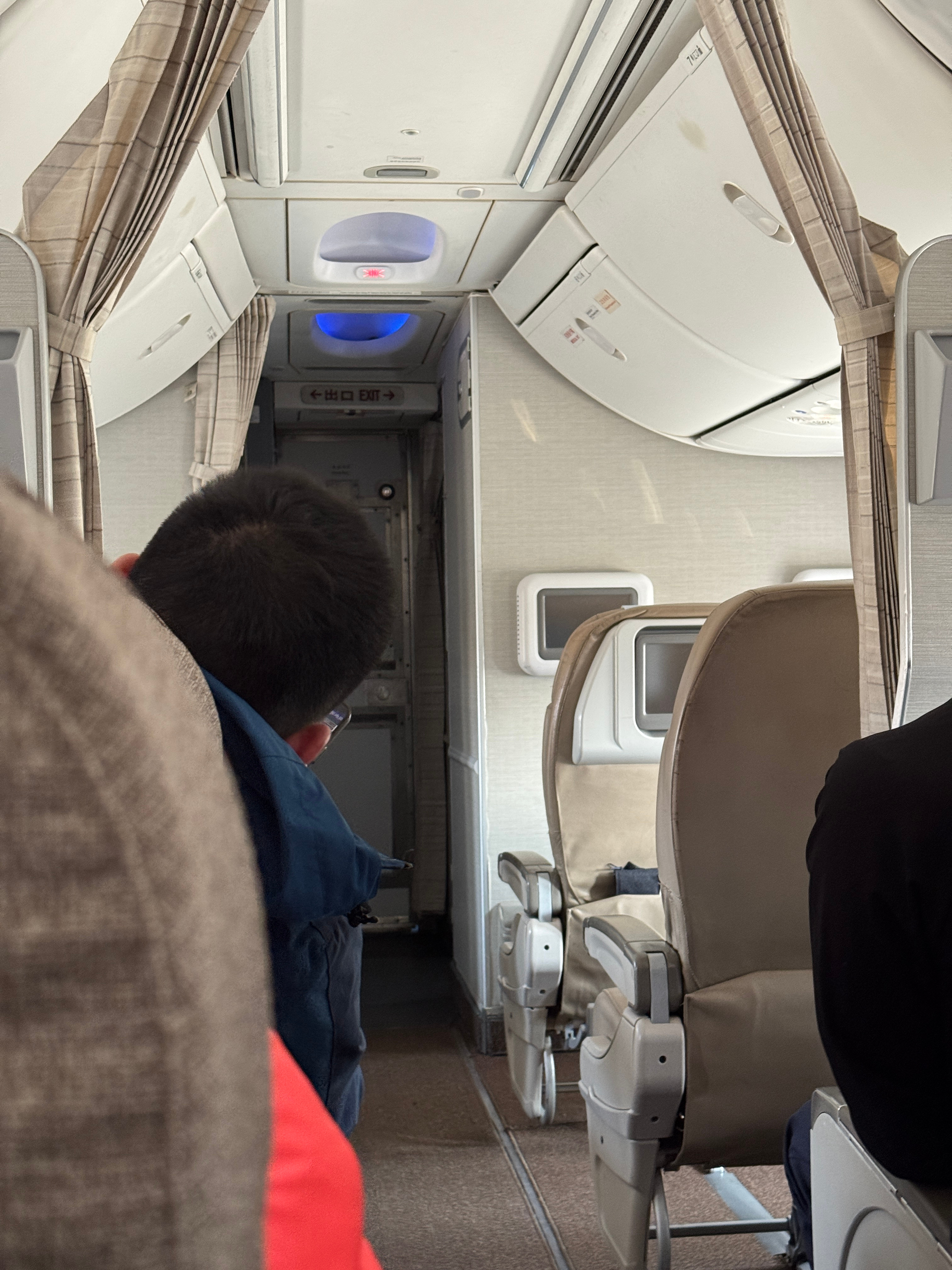 早班机终于落地了今天在飞机上睡得昏天黑地从起飞那一秒瞬间昏迷 睡到落地那一秒突然