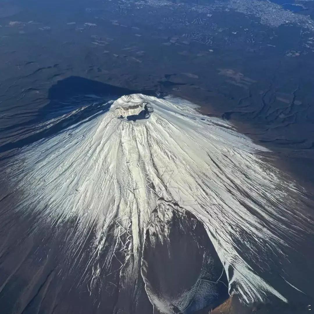 原来富士山的火山口是封住的，像地球的一个大疙瘩 