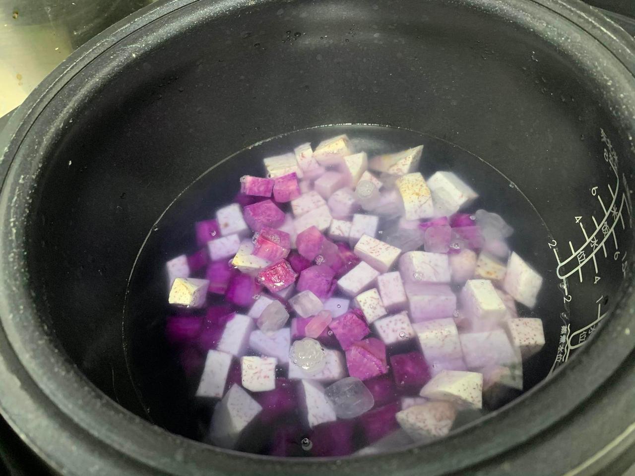 自制紫薯香芋糖水，电饭锅蒸煮功能，水开后放入切成拇指头大小的紫薯和香芋，加适量冰