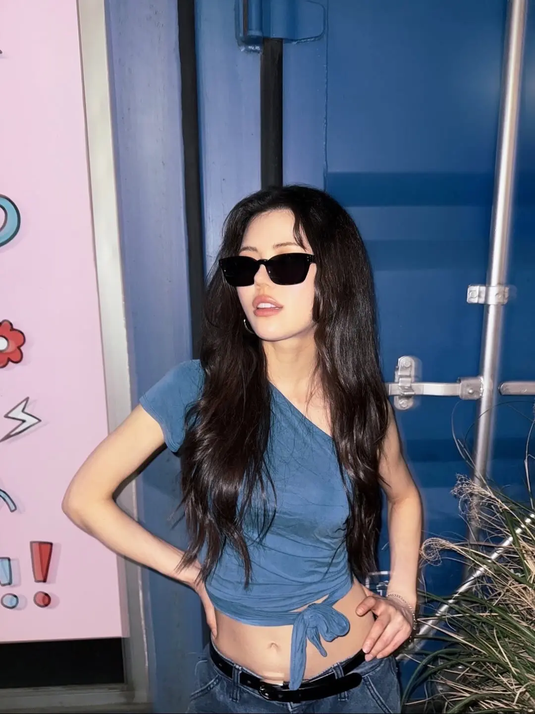 livvy 侧肩墨镜🕶️打结上衣。
