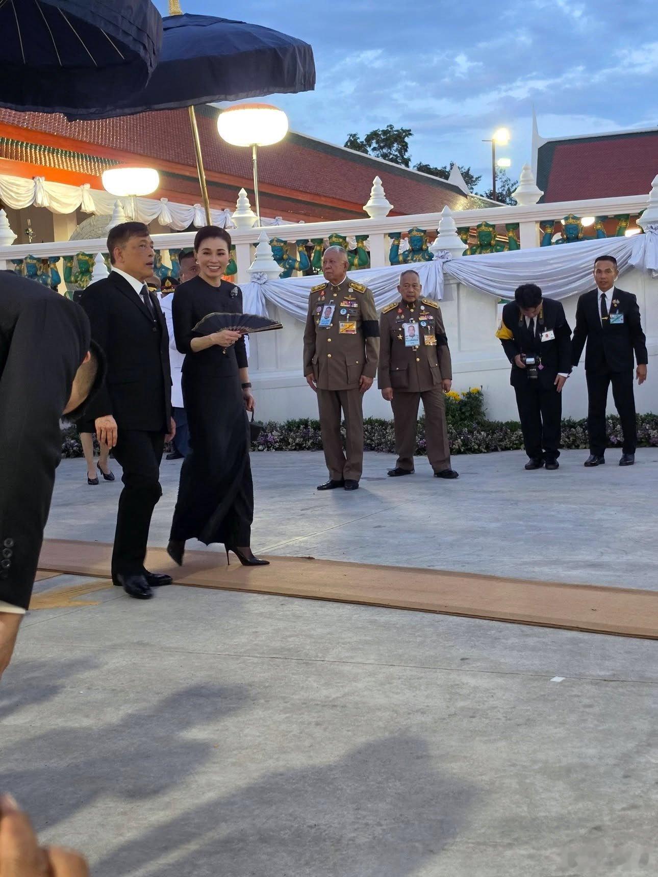泰国王室 🇹🇭5月16日，哇集拉隆功国王和苏提达王后在加拉信府民众功德寺，主