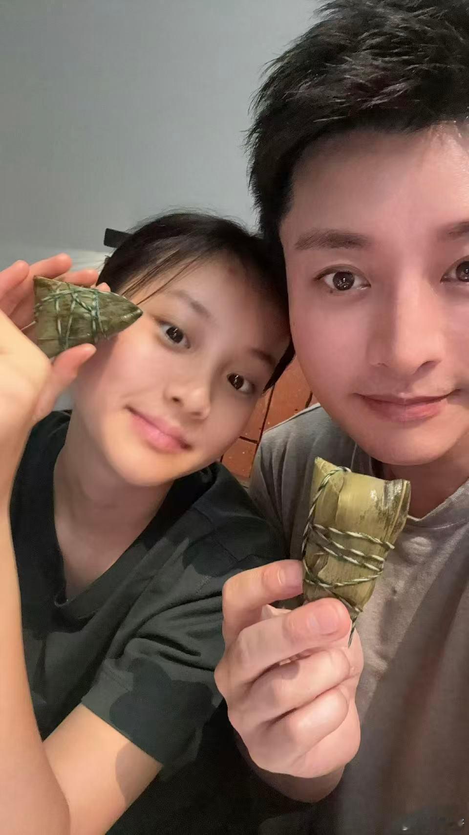 贾乃亮小腹纹身贾乃亮腹部的纹身批量水军准时上线刷屏同款谣言，每次热点一出都是熟悉