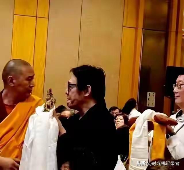 李连杰变年轻确实挺离谱，李连杰曾现身新加坡法会，面相怪异脸色发黑，李连杰身上有伤