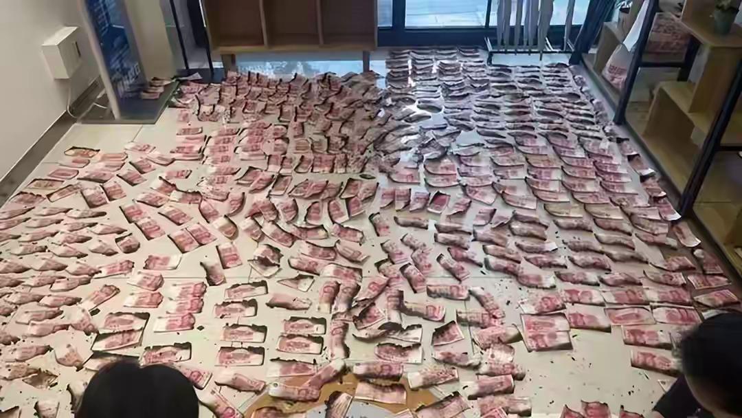 四川自贡一老人家中发生火灾，近40万现金被烧毁！银行成功兑换27.32万：五六个