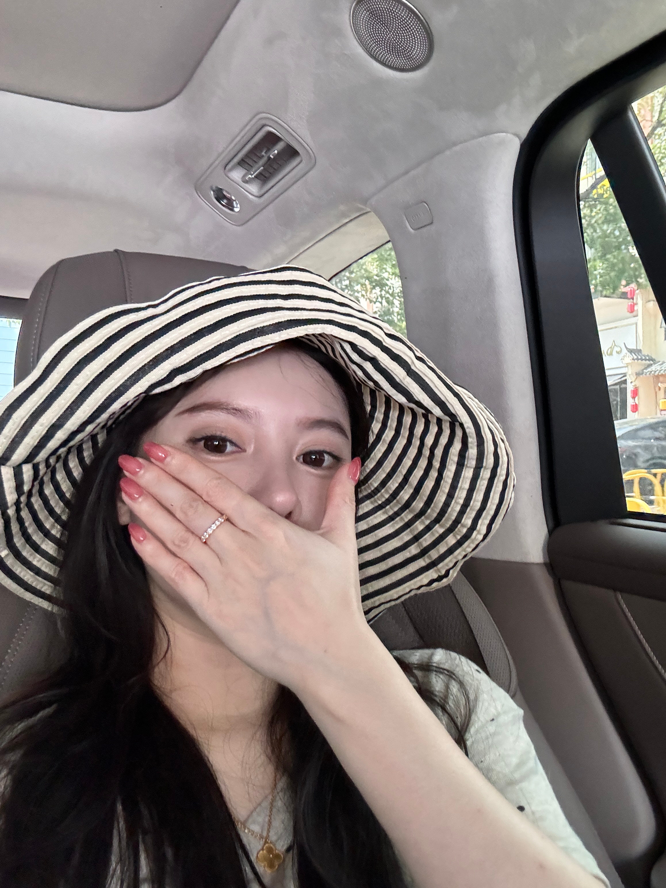 脸化了妆都不够手白平时从来不涂防晒 不知道哪个环节出错了 ​​​