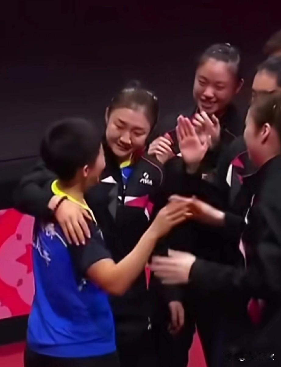 快看！范思琪3:2逆转何卓佳后，
大梦第一个哭着跑过去抱住了范思琪！

大梦此时