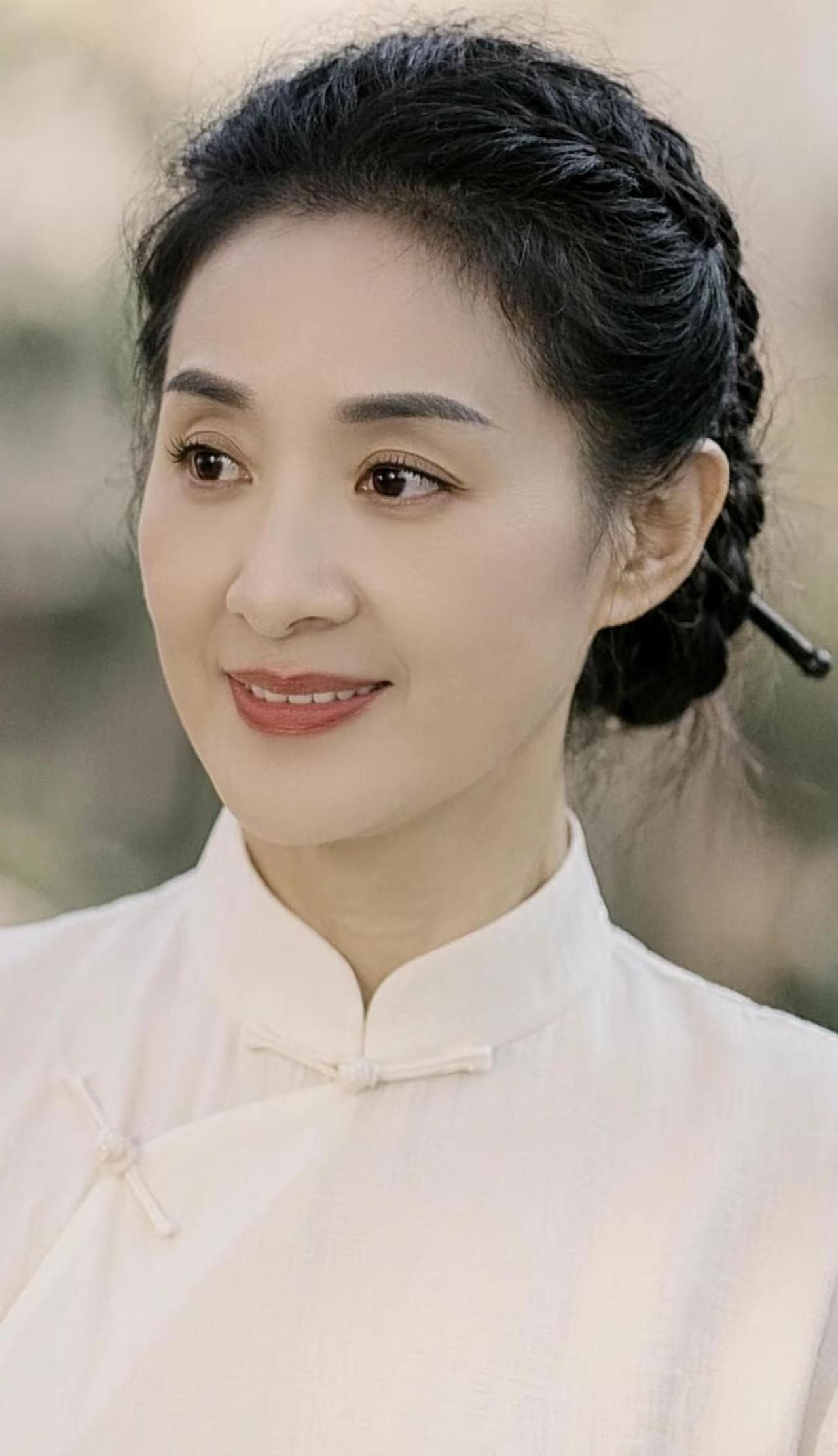 利用A1过回长发瘾，好希望有一头浓密的发。AI白月光清透照 记忆里的国泰民安白月