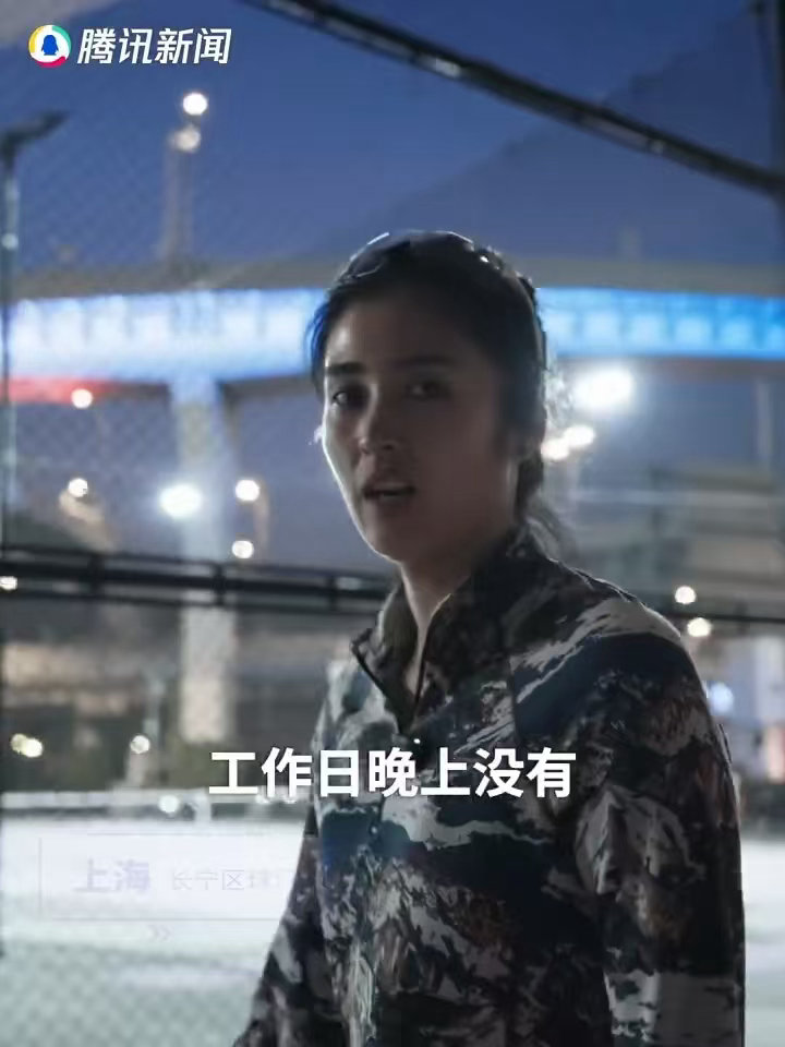 退役后的赵丽娜回望赛场，坦言最大遗憾从未打入一粒进球。征战国内外各大赛事，无数次