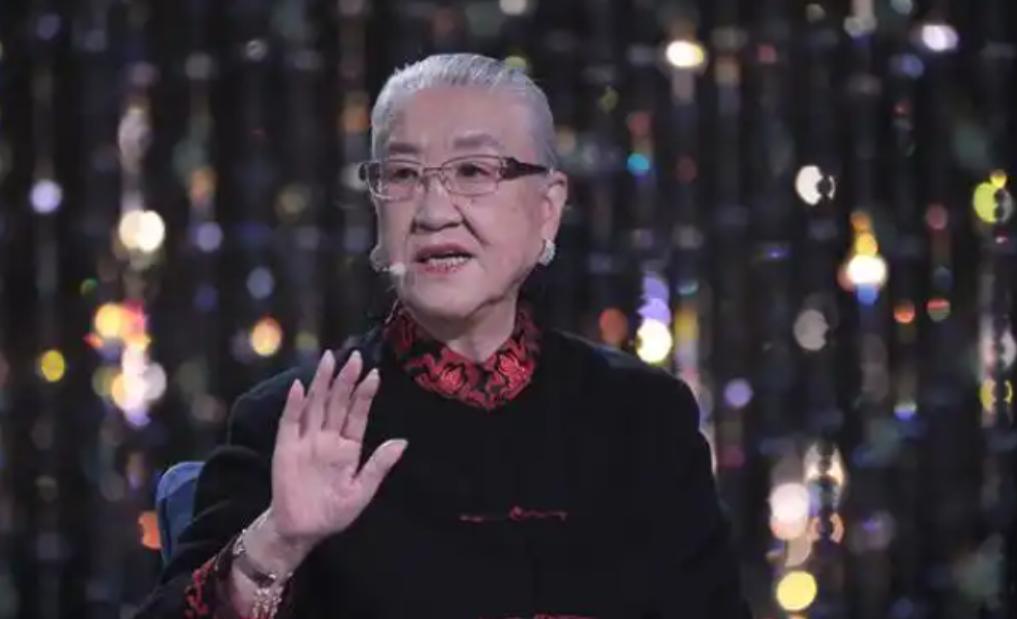 原国防部长耿飚的长女，一夜之间被查封了所有资产，她选择出走美国。在离开时她发誓：