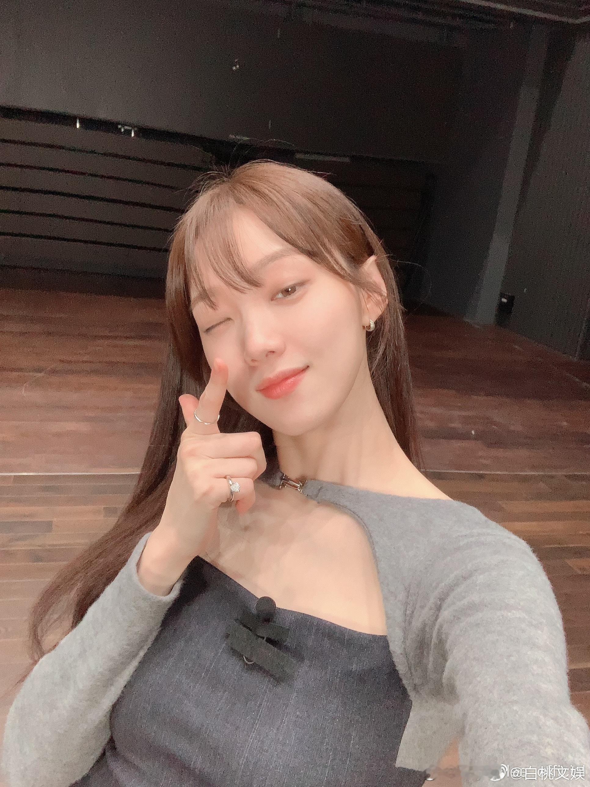 李圣经宣布与 YG 解约并签约 Fantagio，她的演艺生涯翻开新的一页。过往