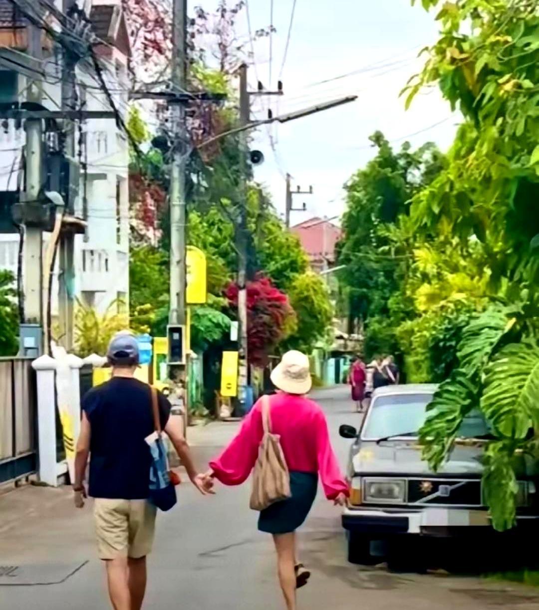 成年人异性友谊的尽头，往往是财产继承权。
 
56岁的李静穿着红衣牛仔裙，在清迈