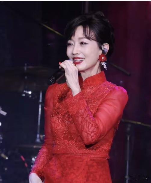 年满70岁的三位女明星，不仔一看还以为40出头。保养的是真好，和一般的普通人确实