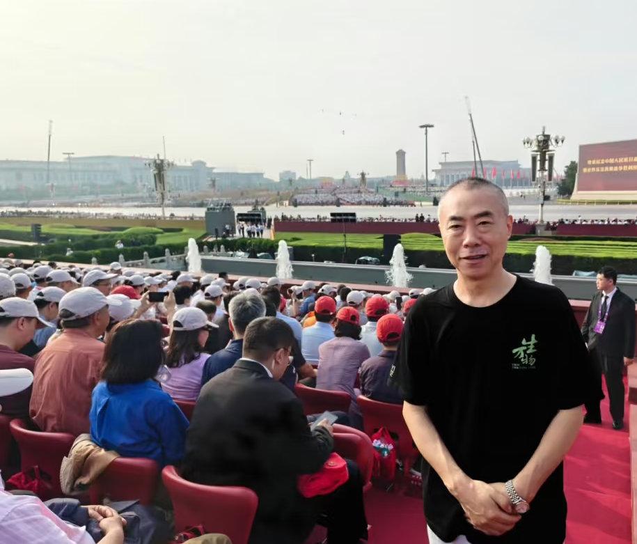 生万物导演刘家成还穿着生万物的剧宣服去现场观礼了？ ​​​