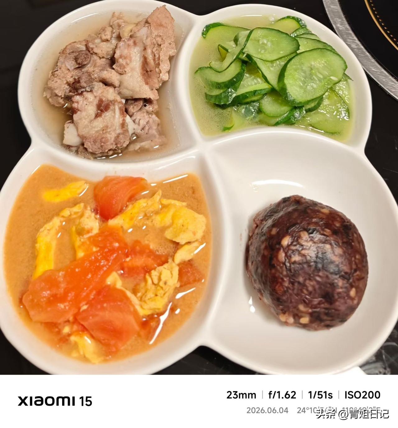 中午这顿饭，主打一个“懒人养生局”。

蒸排骨往锅里一扔，电饭煲就和它自己玩去了