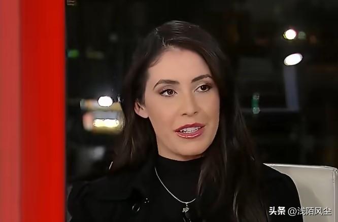 众议院共和党议员卢娜爆料，在希拉里作证快结束时，她提到爱泼斯坦死于神秘的情况，或