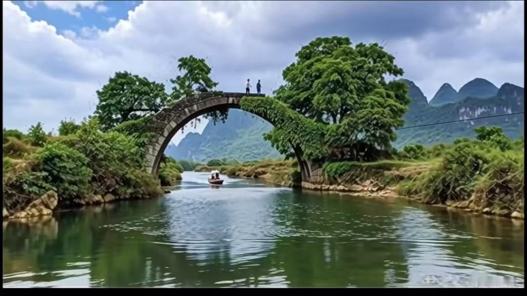 塞鸿秋·富里桥抒怀 
青山相伴竹筏轻，
溪穿石巷烟光静。
风穿古树声初定，
身临