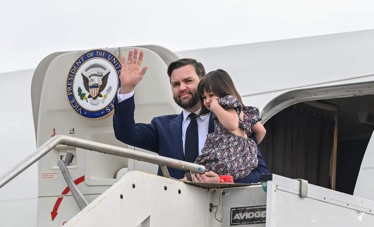 美国副总统万斯最近去了阿塞拜疆，待遇可以说是相当给面子。阿塞拜疆总统阿利耶夫亲自