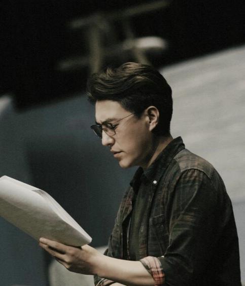 你以为演员靠脸吃饭？
靳东在排练厅里跳断了三根肋骨。
中戏训练让他把台词刻进肌肉