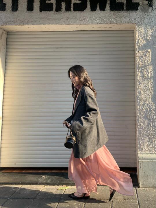 阳光洒在我的裙摆上～