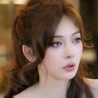 仙女酵母在访谈中明确表示，近一年无主动商业收入。
其巅峰期（2019-2023年