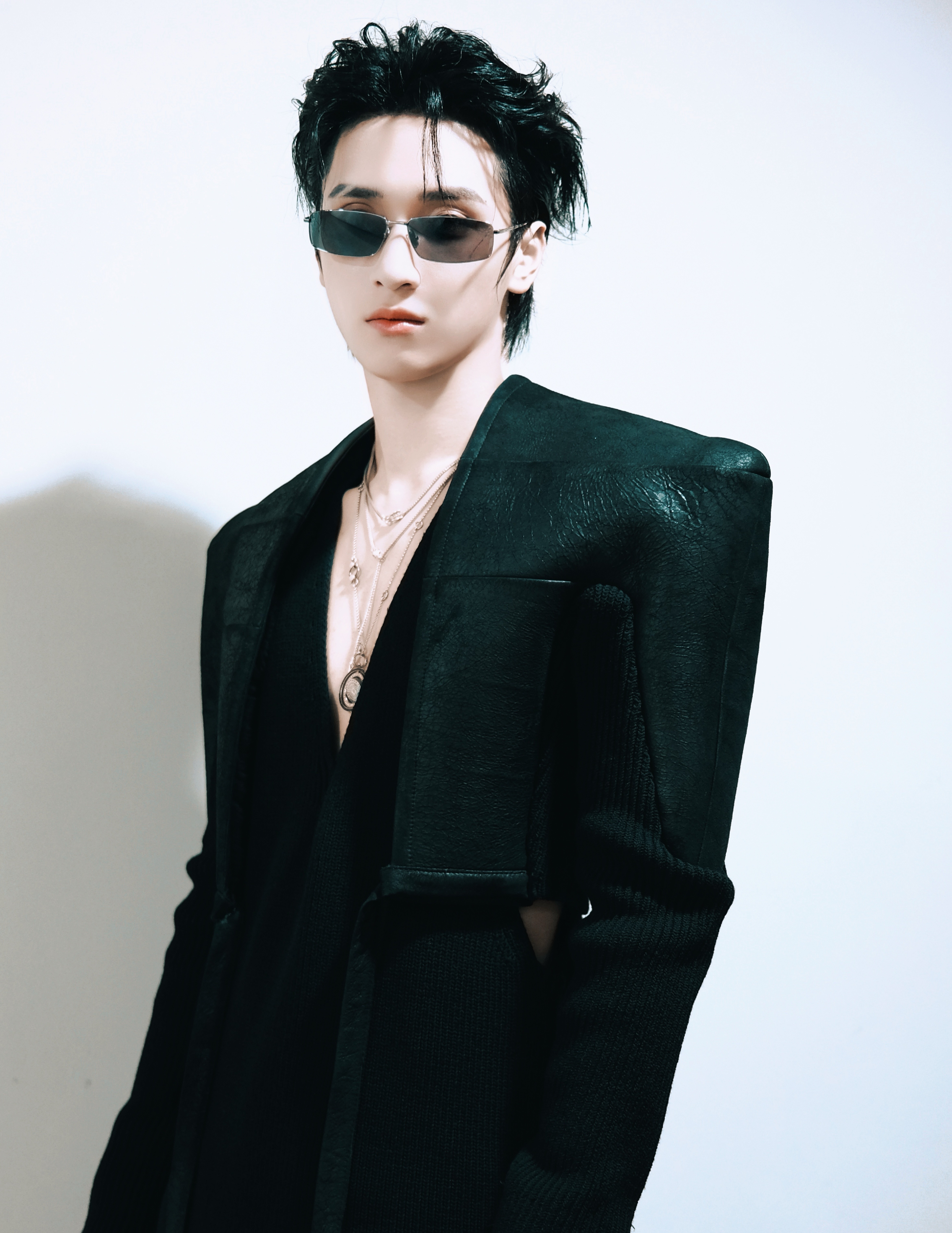严浩翔《新说唱2025》节目录制全新Look🈶 上身Rick Owens 20