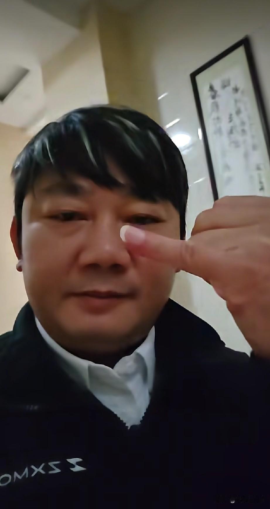 张雪在微信上把自己的亲妈都拉黑了，原因也很简单，就是他的妈妈不听他的劝阻，再次接