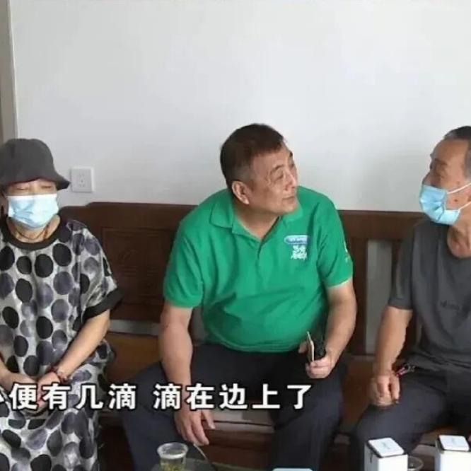 马桶圈十年恩怨，直接闹到要离婚！
 
就因为老公上厕所从来不掀马桶圈，妻子默默擦