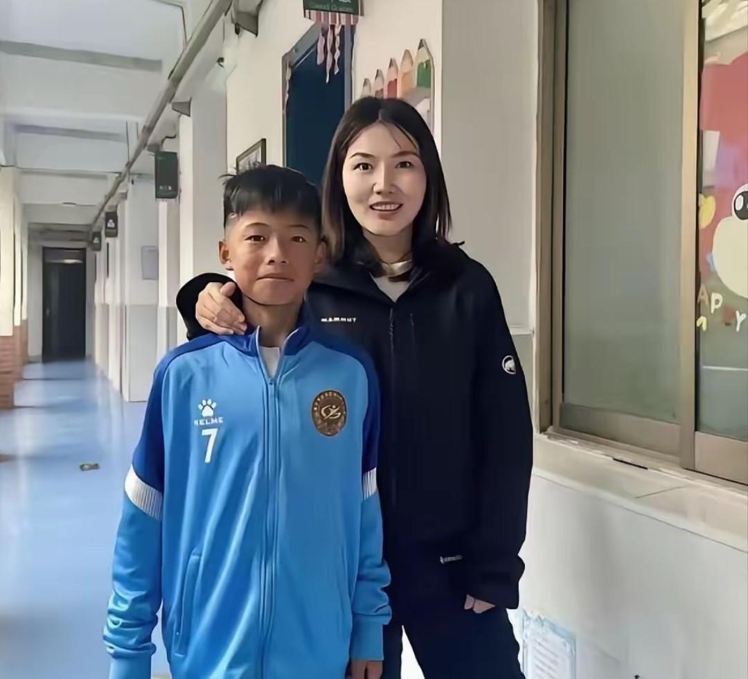 12岁踢出热搜，

老师却只问作业交没交，

那本摊开的练习册里写了啥？

那天