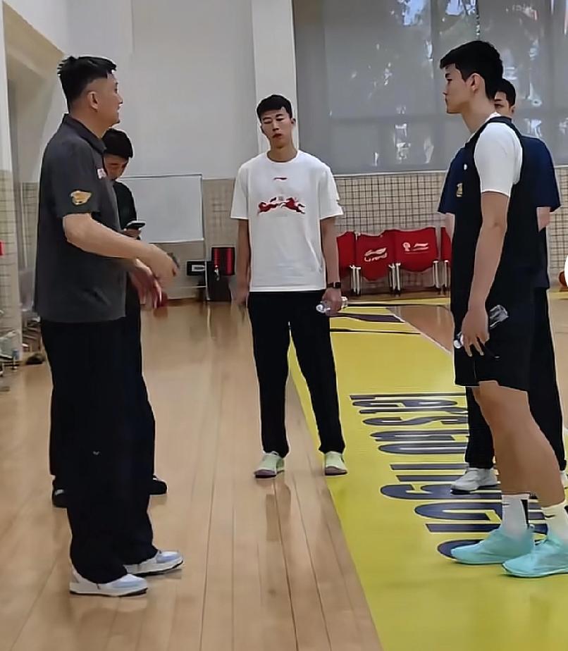 王洪泽难突破新秀墙，杜锋反复交代作用不大，两个人技术能力差别很大

王洪泽在国青