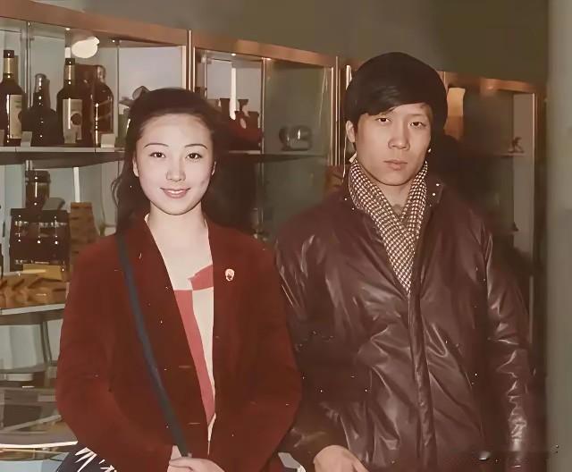 1981 年 11 月，贾宏伟主动偷出户口本，和马末都趁家人外出，前往街道办事处