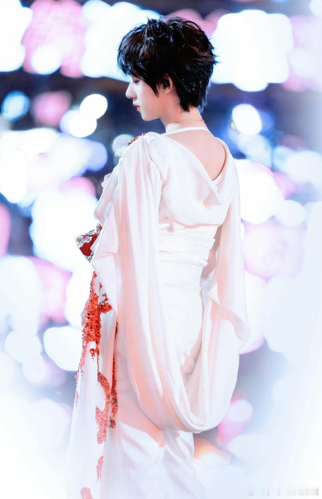 贺峻霖贺峻霖HUAWEI nova代言人💚 贺峻霖五十公里桃花坞6“永远热爱自