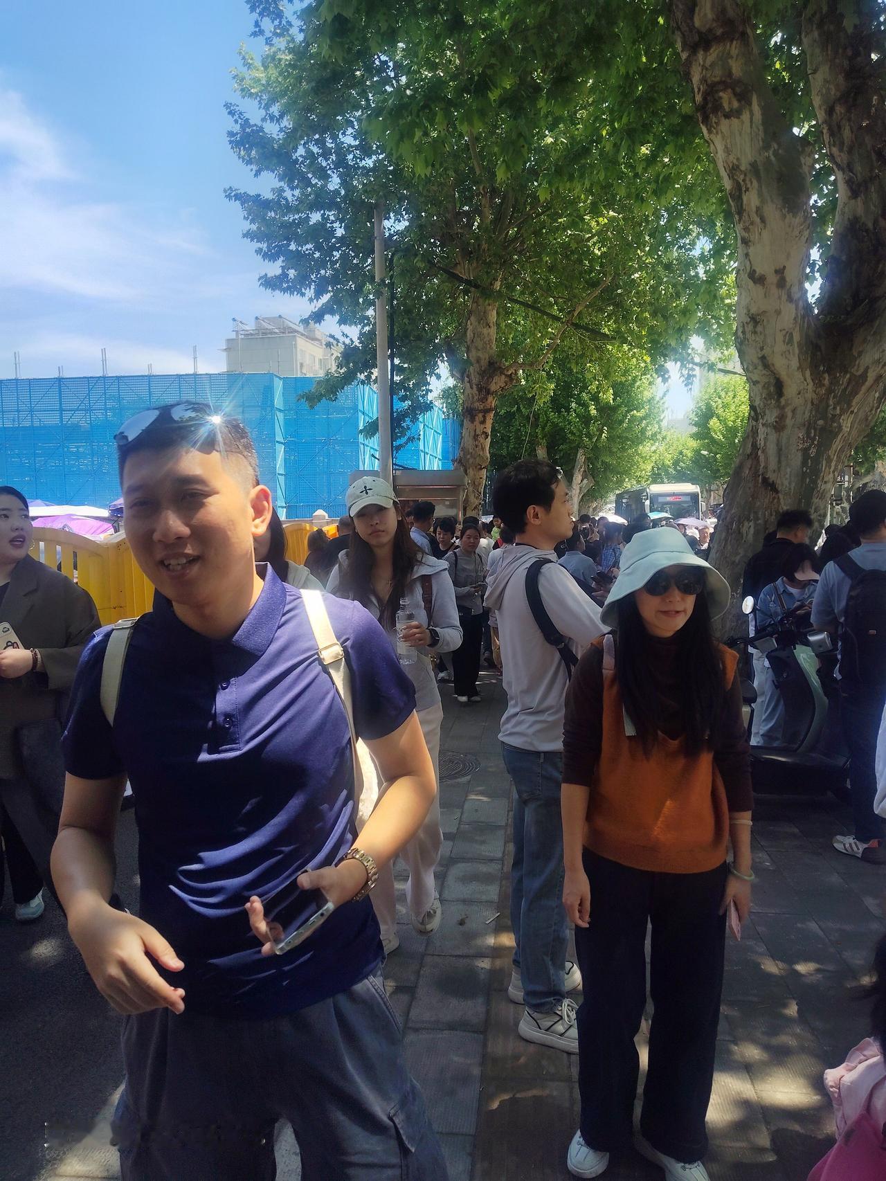 黄鹤楼上面这么多人不怕踩踏了啊？
  武汉今天（5月3日）天气晴朗，黄鹤楼司门口