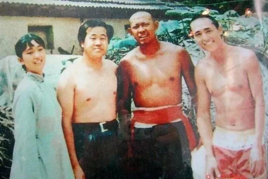 巩俐和三个光膀子的男人，一个是著名作家莫言，那时候莫言还满头浓密黑发，眼睛还是睁
